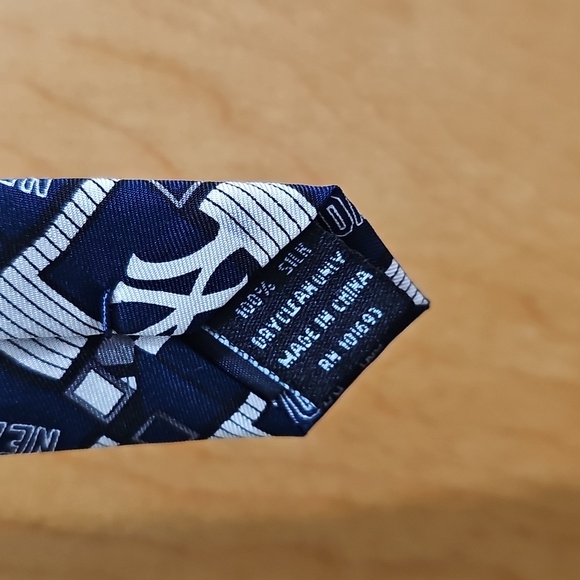 Yankees Tie - Picture 3 of 4